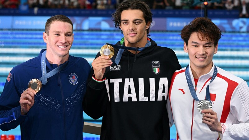 Thomas Ceccon (center) took gold ahead of Xu Jiayu (right) and Ryan Murphy. (Bild: AFP)