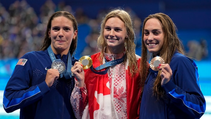 Summer McIntosh (M.) siegte vor Katie Grimes (l.) und Emma Weyant.