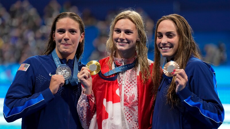 Summer McIntosh (M.) siegte vor Katie Grimes (l.) und Emma Weyant. (Bild: AP)