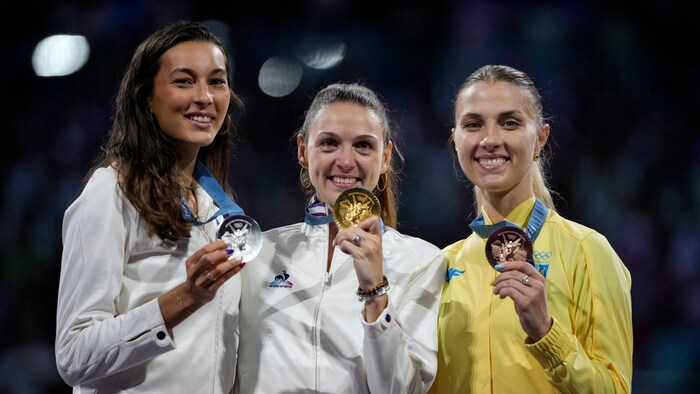 Olga Charlan (r.) holte Bronze hinter den Französinnen Manon Apithy-Brunet (M.) und Sara Balzer.