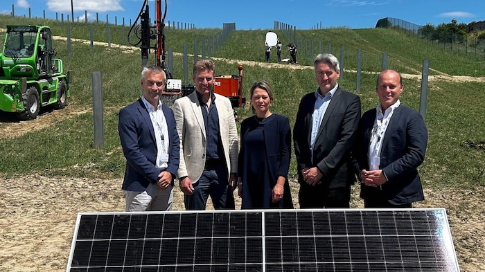 These project participants have got the hang of it: Wind turbine, pivoting photovoltaics and the possibility of plant-based land use.