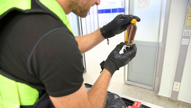 In der Dienststelle des Zolls am Salzburger Flughafen überprüfen die Beamten verdächtige Waren. Zurzeit zählt man dort durchschnittlich 3500 Passagiere am Tag. (Bild: Tröster Andreas/ANDREAS TROESTER)