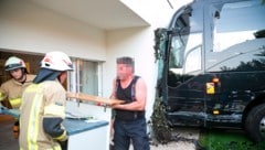 Die Feuerwehr Dornbirn war nach dem Unfall mit Aufräumarbeiten beschäftigt. (Bild: Mathis Fotografie, Krone KREATIV)