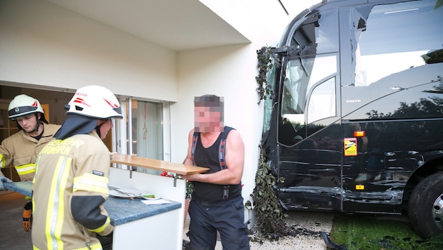 Die Feuerwehr Dornbirn war nach dem Unfall mit Aufräumarbeiten beschäftigt. (Bild: Mathis Fotografie, Krone KREATIV)