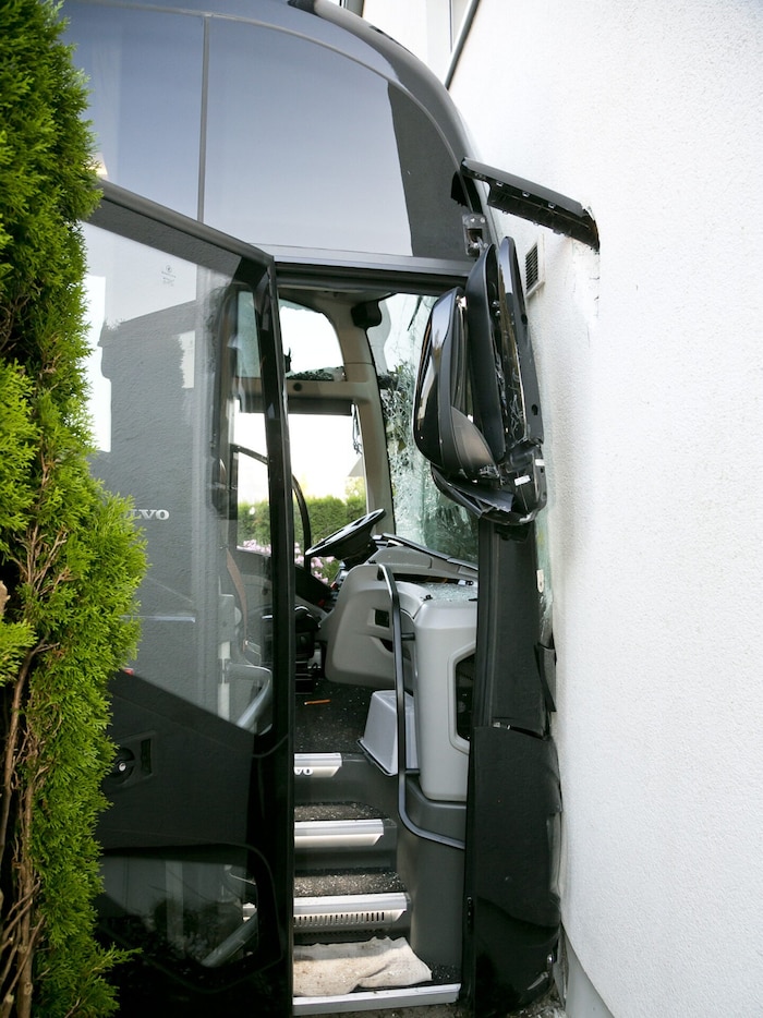 Der Reisebus krachte in die Fassade des Wohnhauses.