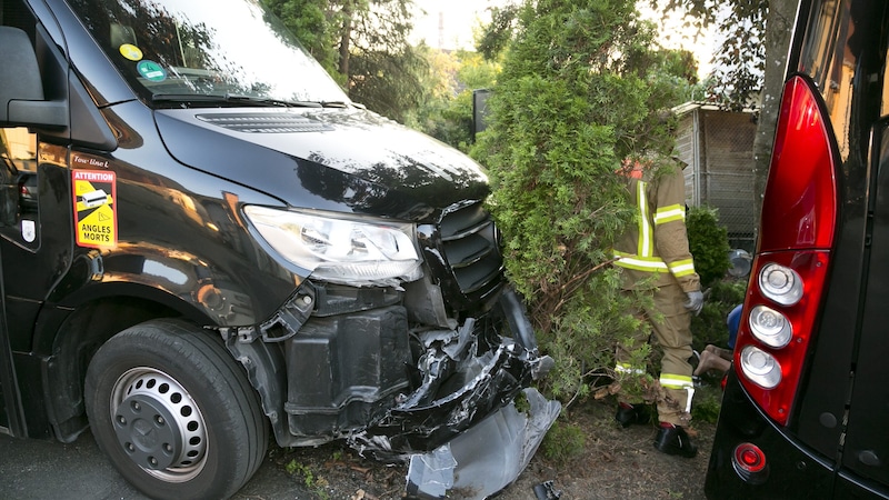 Auch ein zweites Fahrzeug des Reiseunternehmens wurde beschädigt. (Bild: Mathis Fotografie)