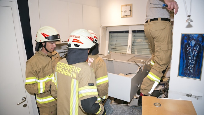 Durch die Wucht es Aufpralls krachte im Wohnhaus ein Küchenkasten von der Wand.