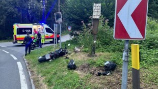 Nach der Erstversorgung vor Ort wurde der Biker ins Krankenhaus eingeliefert. (Bild: ZOOM Tirol/Krone KREATIV)