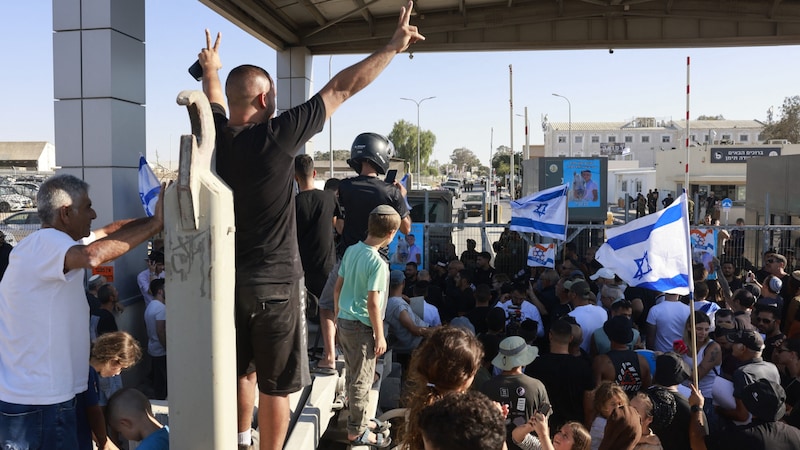 Ultrarechte Israelis versuchten, vor dem Militärstützpunkt mit Demonstrationen die Ermittlungen zu behindern. (Bild: AFP)