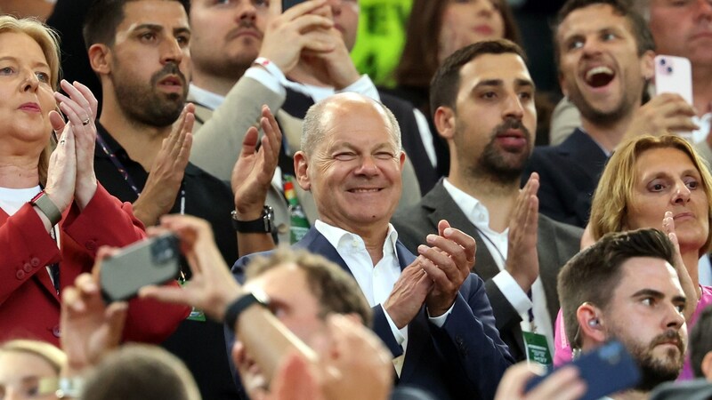 It is not yet clear whether Olaf Scholz also clapped his hands after landing. (Bild: EPA)