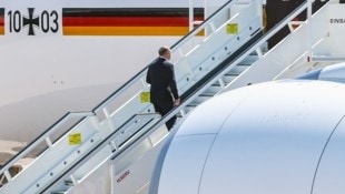 Der deutsche Bundeskanzler Olaf Scholz und seine Flugreisen. Hier geht es in Washington an Bord des Airbus A350-900XWB „Kurt Schuhmacher“. (Bild: EPA)