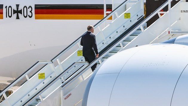 Der deutsche Bundeskanzler Olaf Scholz und seine Flugreisen. Hier geht es in Washington an Bord des Airbus A350-900XWB „Kurt Schuhmacher“. (Bild: EPA)