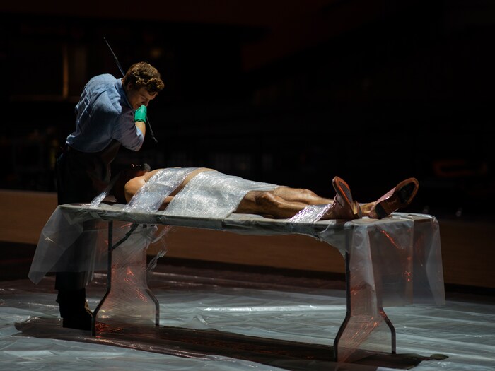 Szene aus „Dexter: Original Sin“, der Vorgeschichte zu „Dexter“, in der der Hall als Stimme zurückkehrt. Als Dexter selbst wird er in  „Dexter: Resurrection“ zu sehen sein. 
