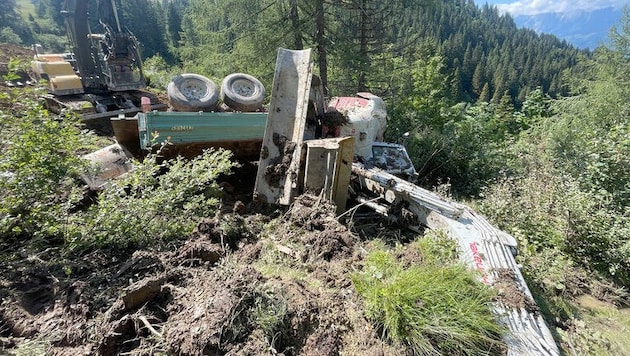 A tractor-trailer combination loaded with an excavator had crashed. (Bild: Feuerwehr St. Johann)