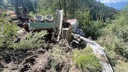 Ein Traktorgespann, das mit einem Bagger beladen war, war abgestürzt. (Bild: Feuerwehr St. Johann)