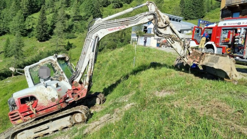 Die Feuerwehr St. Johann barg die abgestürzten Fahrzeuge. (Bild: Feuerwehr St. Johann)