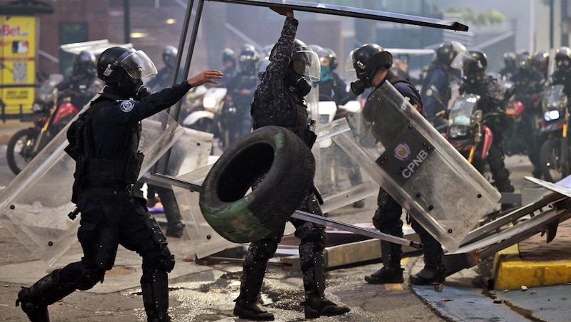 Chaotische Szenen auf den Straßen von Caracas (Bild: AFP/Yuri Cortez)