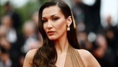 Bella Hadid über die umstrittene Adidas-Kampagne: „Bin bestürzt.“ (Bild: APA Pool/AFP/LOIC VENANCE)