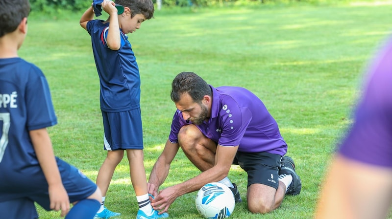 Leon Sokrat als U7-Trainer des SK Admira Linz. (Bild: SMP/Manfred Binder)