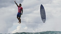 Ein jetzt schon ikonisches Bild: der „fliegende Surfer“ der Olympischen Spiele von Paris. (Bild: AFP/APA/Jerome BROUILLET)