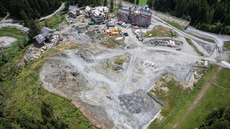 Luxus-Ressort statt Wald: Das „Six Senses Residences Kitzbühel Alps“ in Salzburg (Bild: Greenpeace/Mitja Kobal)