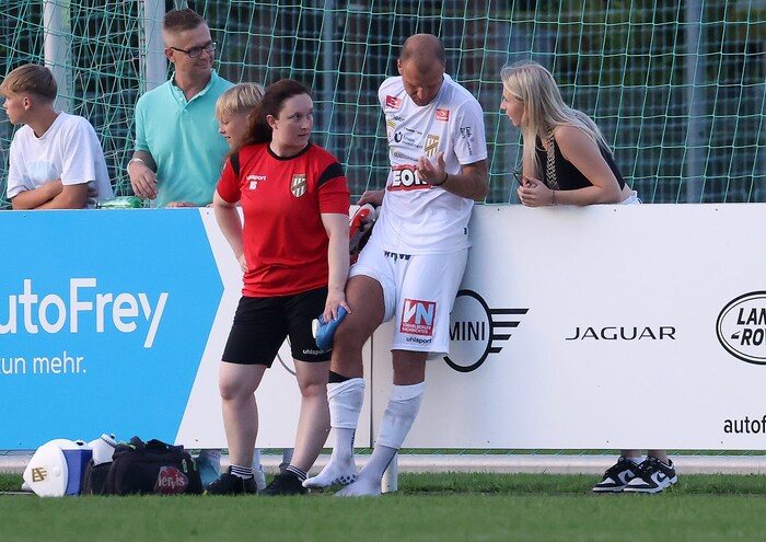 Matthias Maak musste bei Wals-Grünau verletzt vom Feld.