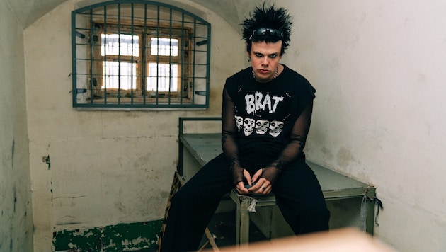 Das Credo der rastlosen Jugend gebührt Yungblud: Mauern sind da, um brachial eingerissen zu werden. (Bild: Universal Music)