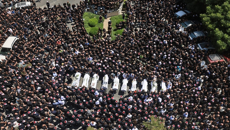 A crowd mourns ten of the children and young people killed in the Golan. (Bild: AFP/Menahem Kahana)