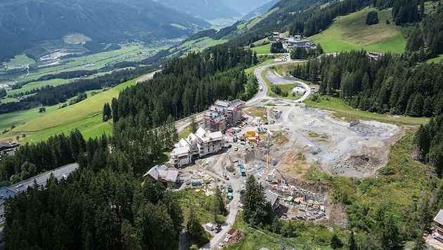 The "Six Senses" luxury resort at Pass Thurn. (Bild: Greenpeace/Kobal)