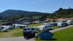 Auf dieser Wiese machen 33 Wohnwagen-Gespanne halt. Bewohner der Gemeinde klagen über nächtlichen Lärm und Autorennen. (Bild: zVg)