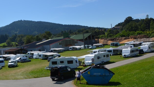 33 caravan trailers stop on this meadow. Residents of the community complain about night-time noise and car racing. (Bild: zVg)