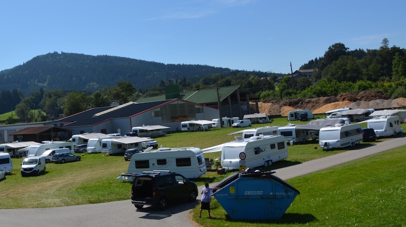 33 caravan trailers stop on this meadow. Residents of the community complain about night-time noise and car racing. (Bild: zVg)