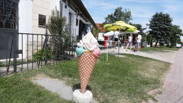 The ice cream stand with its concrete base has often become prey. (Bild: Judt Reinhard)