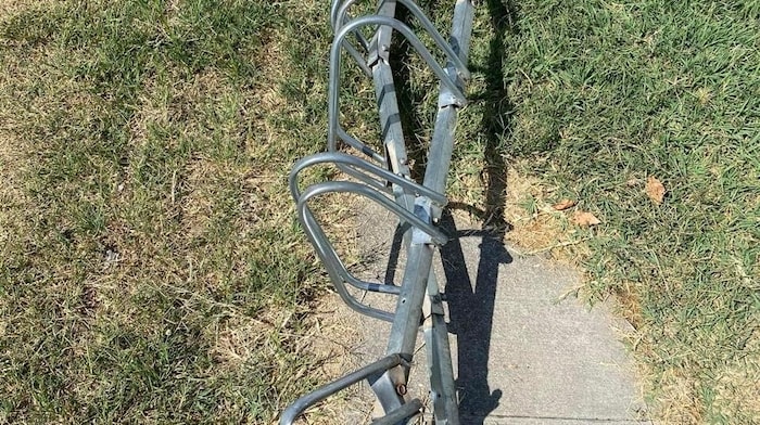 Der Radständer wurde ebenso demoliert.