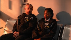 Martin Freeman (re.) als Chris (o.) mit Adelayo Adedayo als Jungpolizistin Rachel im Nachtdienst. (Bild: Rekha Garton)