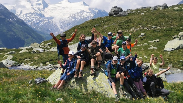 Die Junior-Ranger mit dem Schlatenkees im Hintergrund. (Bild: NPHT)