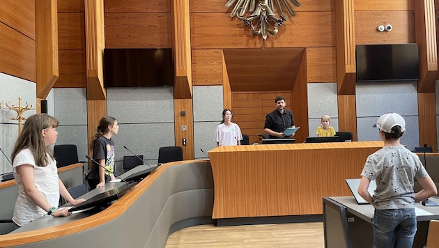 At the regional court, the children aged between ten and 16 took on the roles of defense lawyers, judges and public prosecutors. (Bild: Suela Simoni/Junge Uni)