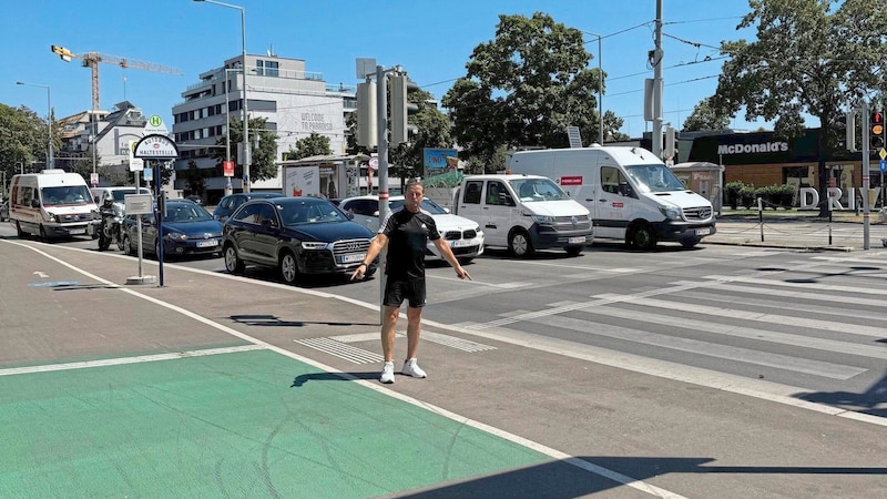 FPÖ-Gemeinderat Toni Mahdalik an der Ecke Wagramer Straße/Franz-Loidl-Gasse. Hier endet der Zebrastreifen gar genau vor dem Radweg, wie der Freiheitliche kritisiert. (Bild: FPÖ Wien/Toni Mahdalik)