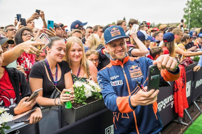 Beim „Hero Walk am Styrian Green Carpet“ ist man den Stars rund um Brad Binder ganz nah.