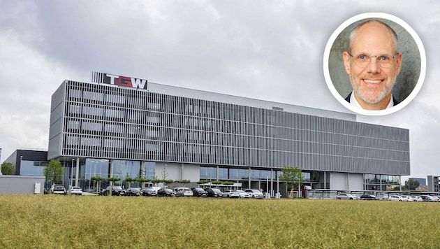 Seit Februar ist Henry Puhl Chef (Portraitbild) der TGW, die nun den Ausbau in Marchtrenk fixierte. Bis 2026 werden 100 Millionen Euro investiert. (Bild: Krone KREATIV/Markus Wenzel, TGW Logistics)