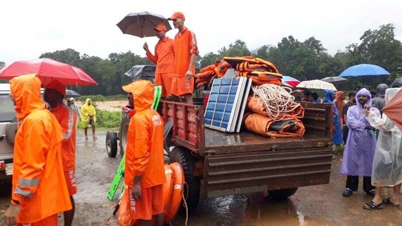 Rettungskräfte mit Schwimmreifen (Bild: AP/NDRF)