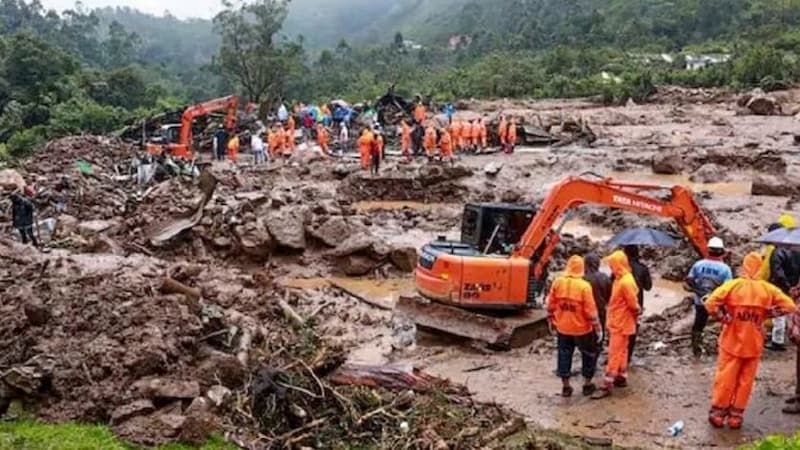 Die Suche nach Überlebenden wird durch heftigen Regen erschwert. (Bild: AP/NDRF)