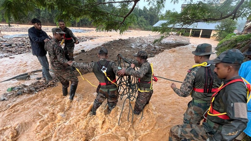 Soldaten im Schlamm (Bild: AP)