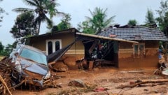 Bei massiven Erdrutschen im Süden Indiens sind am Dienstag mehr als 100 Menschen ums Leben gekommen, ebenso viele werden noch vermisst. (Bild: AP)