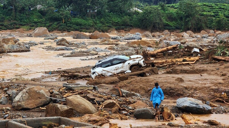 Fahrzeuge wurden weggeschwemmt. (Bild: AP)