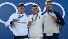 Nicolas Gestin aus Frankreich (mi.) gewann bei den Olympischen Spielen Gold. Ein Verbandsmitglied feierte die Medaille wohl etwas zu ausgiebig. (Bild: APA/AFP/Olivier Morin)