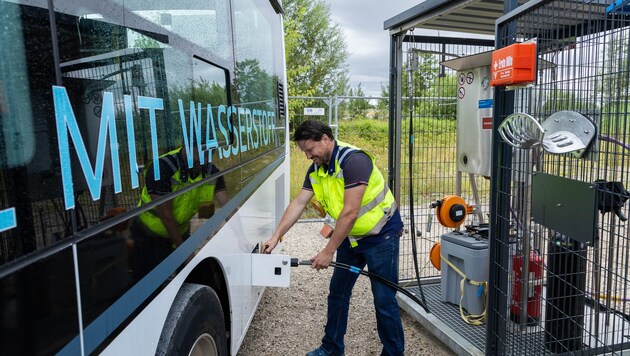 Der neue Bus fährt mit Wasserstoff. Aufgetankt wird in Salzburg-Liefering (Bild: SVV/Neumayr)