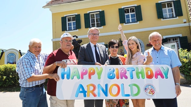 Trafen sich bei Arnold Schwarzeneggers Geburtshaus in Thal, um der Steirischen Eiche zu ...