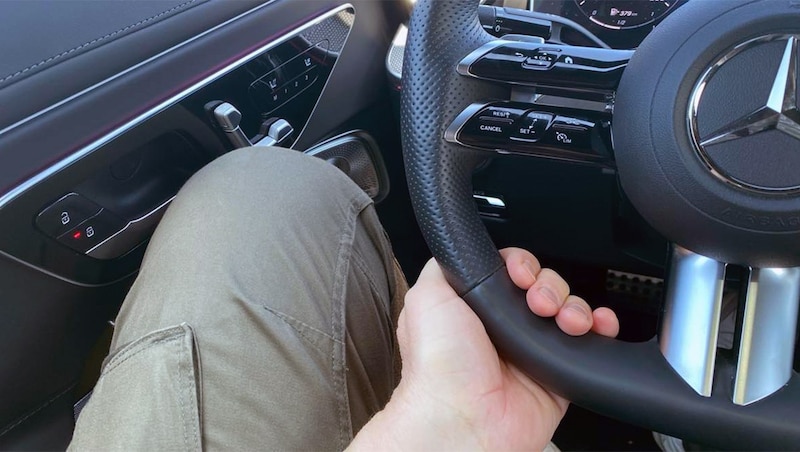 Impractical: If you put your leg up while driving, it is easy to accidentally activate the seat adjustment and drive forwards. (Bild: Stephan Schätzl)