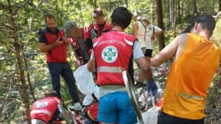 Die Bergrettung Schwaz beim Einsatz für einen kollabierten Wanderer in der Wolfsklamm vor wenigen Tagen. (Bild: zoom.tirol, Krone KREATIV)